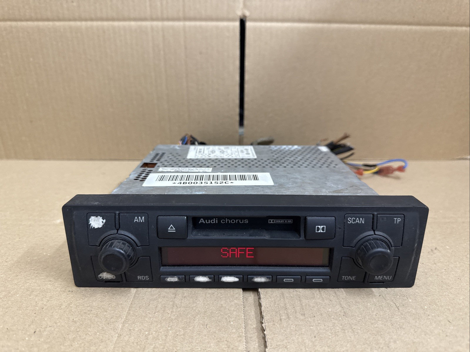 4B0035152C 2003 AUDI TT RADIO STEREO CASSETTE PLAYER HEAD UNIT With Code