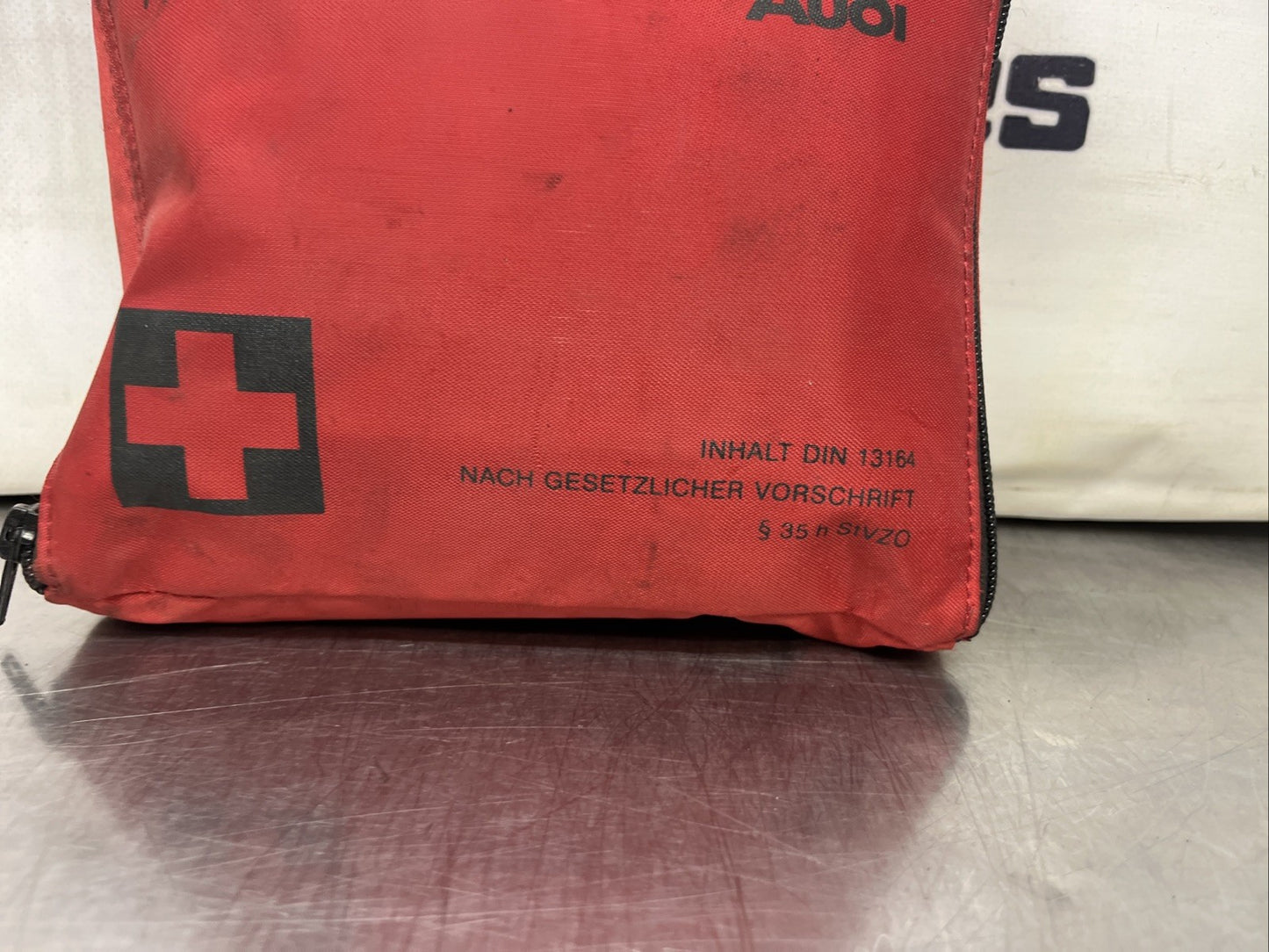 Audi Q7  First Aid Kit With Full Stuff Inside (8P0860282A)