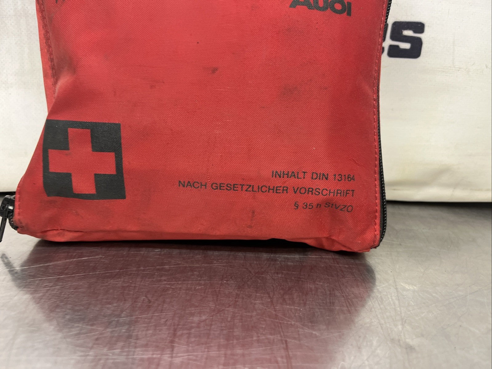 Audi Q7  First Aid Kit With Full Stuff Inside (8P0860282A)
