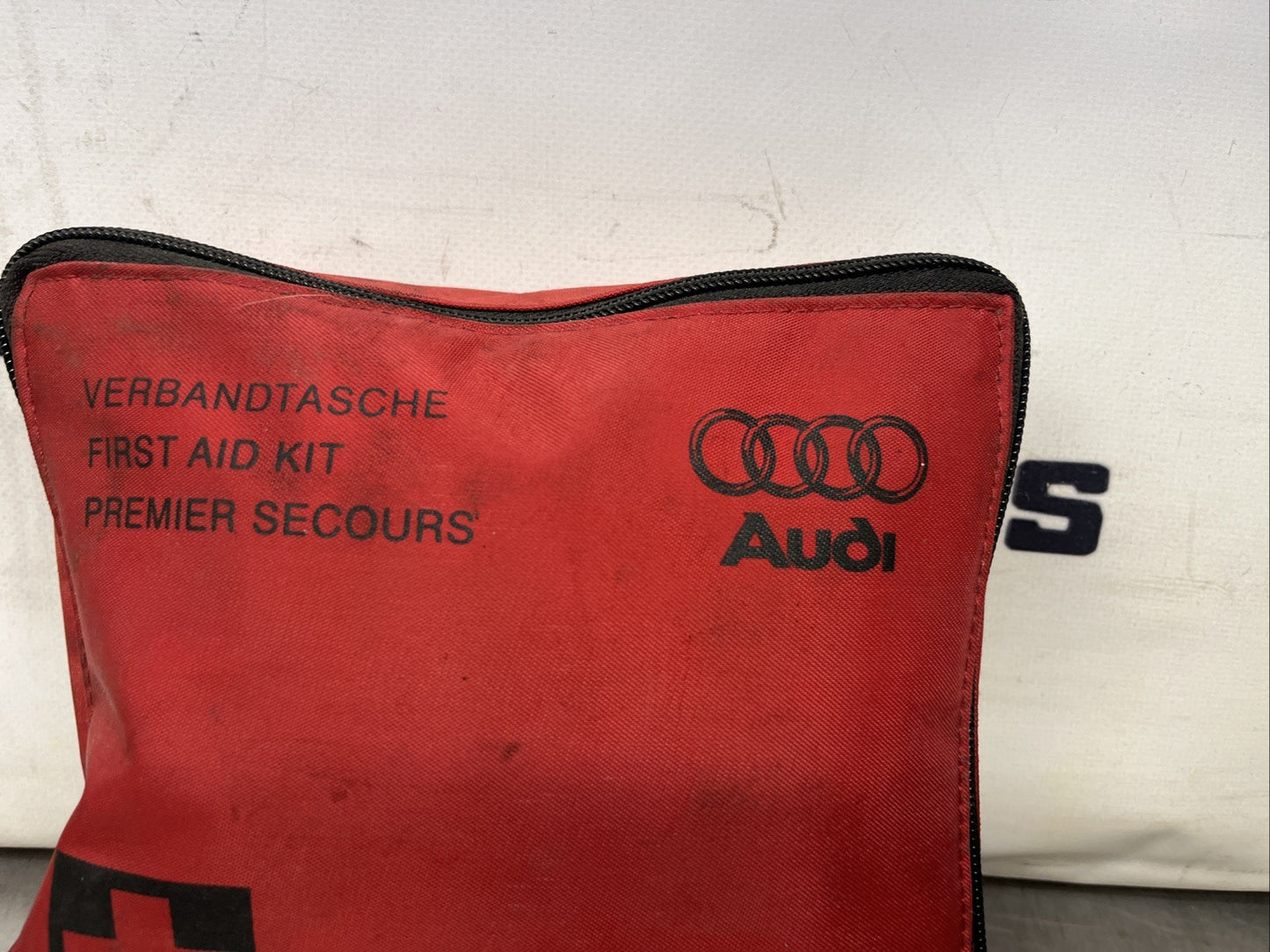 Audi Q7  First Aid Kit With Full Stuff Inside (8P0860282A)