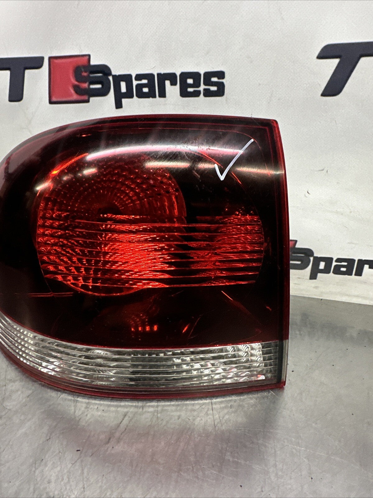 28259002 VOLKSWAGEN TOUAREG SPORT PASSENGER SIDE OUTER REAR LIGHT UNIT (2005) 