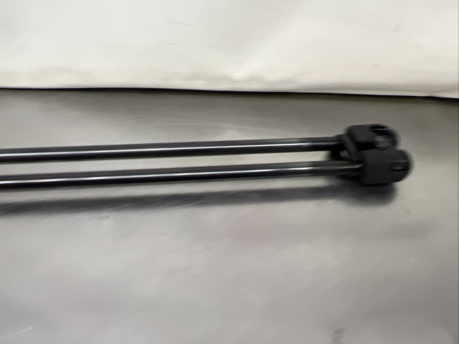 VW Golf MK3 Pair Of Rear Tailgate Struts 1H6827550A