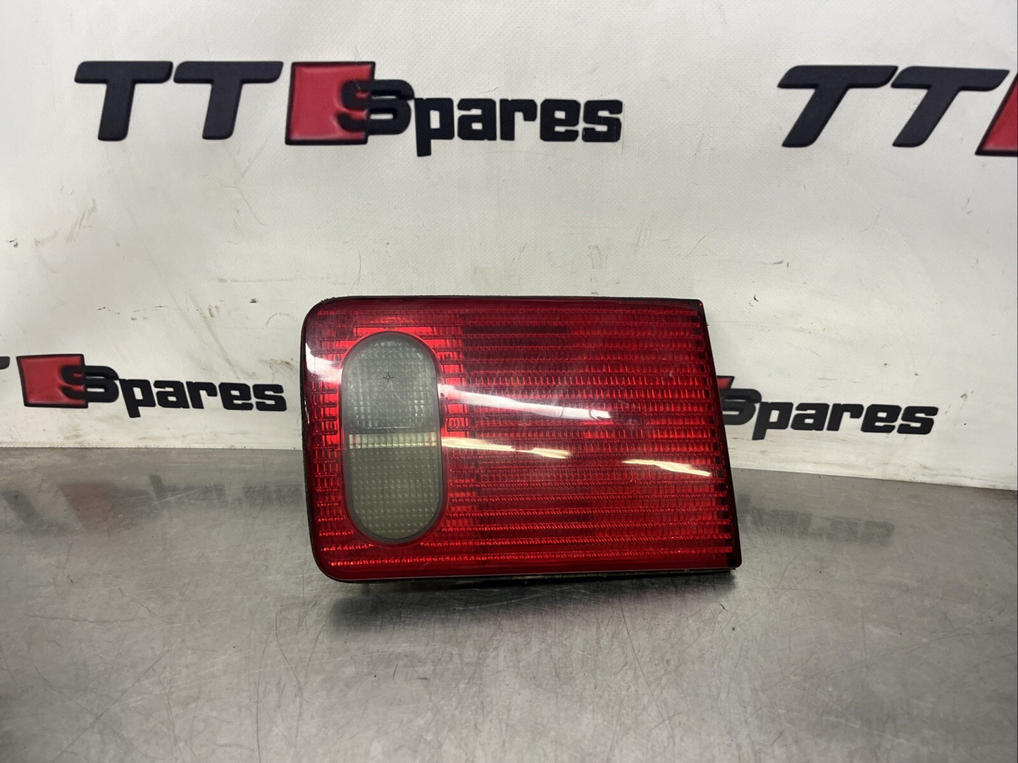 AUDI A8 1994-2003 LEFT REAR INNER BRAKE LIGHT LAMP 4D0945093G 4D0 945 093 G