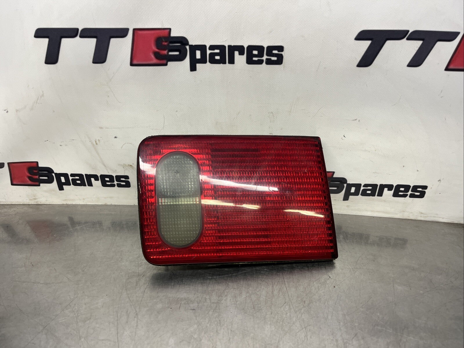 AUDI A8 1994-2003 LEFT REAR INNER BRAKE LIGHT LAMP 4D0945093G 4D0 945 093 G