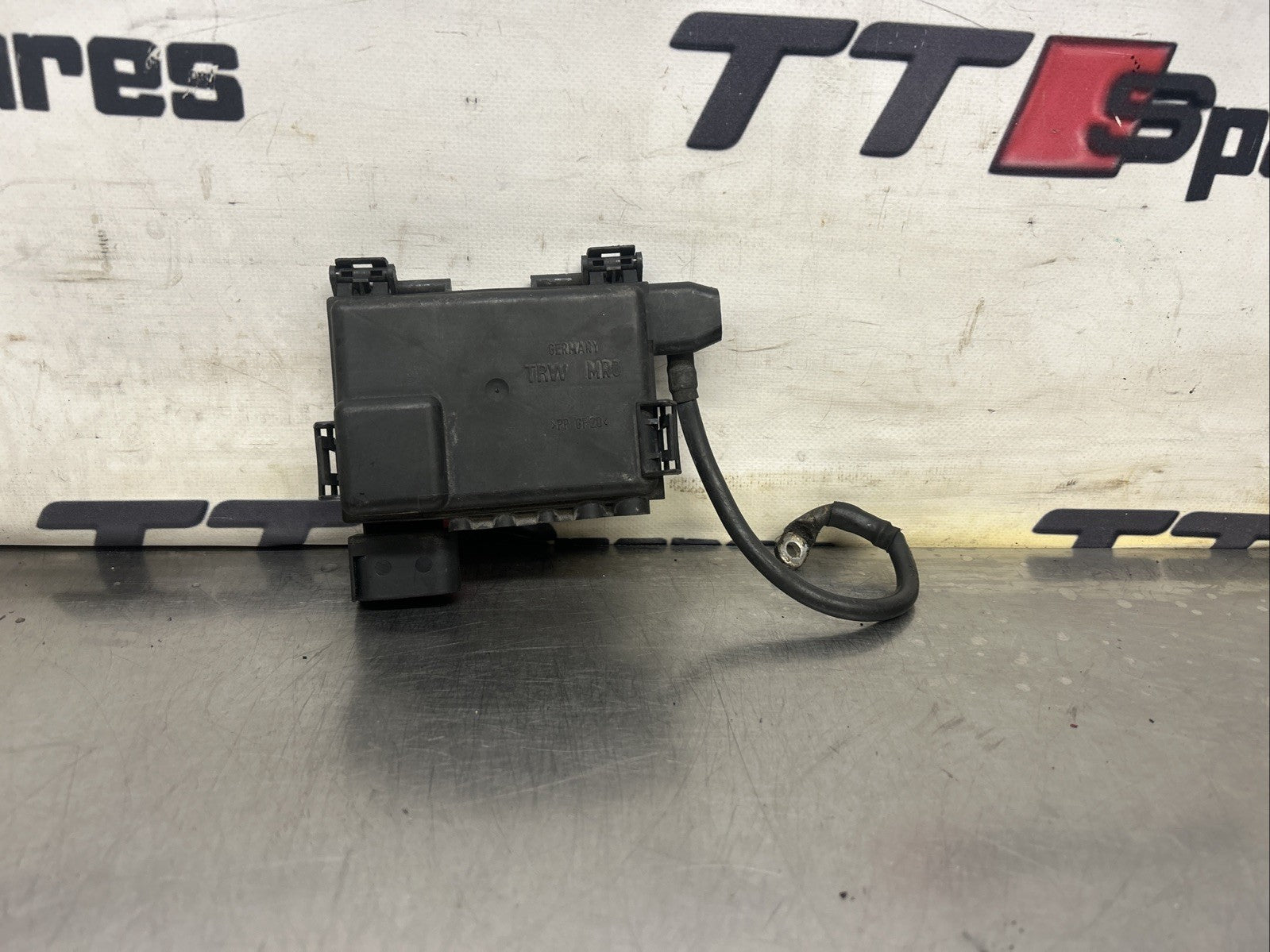 AUDI GENUINE TESTED TT MK1 ENGINE BAY BATTERY TOP FUSE BOX 8N0937550A