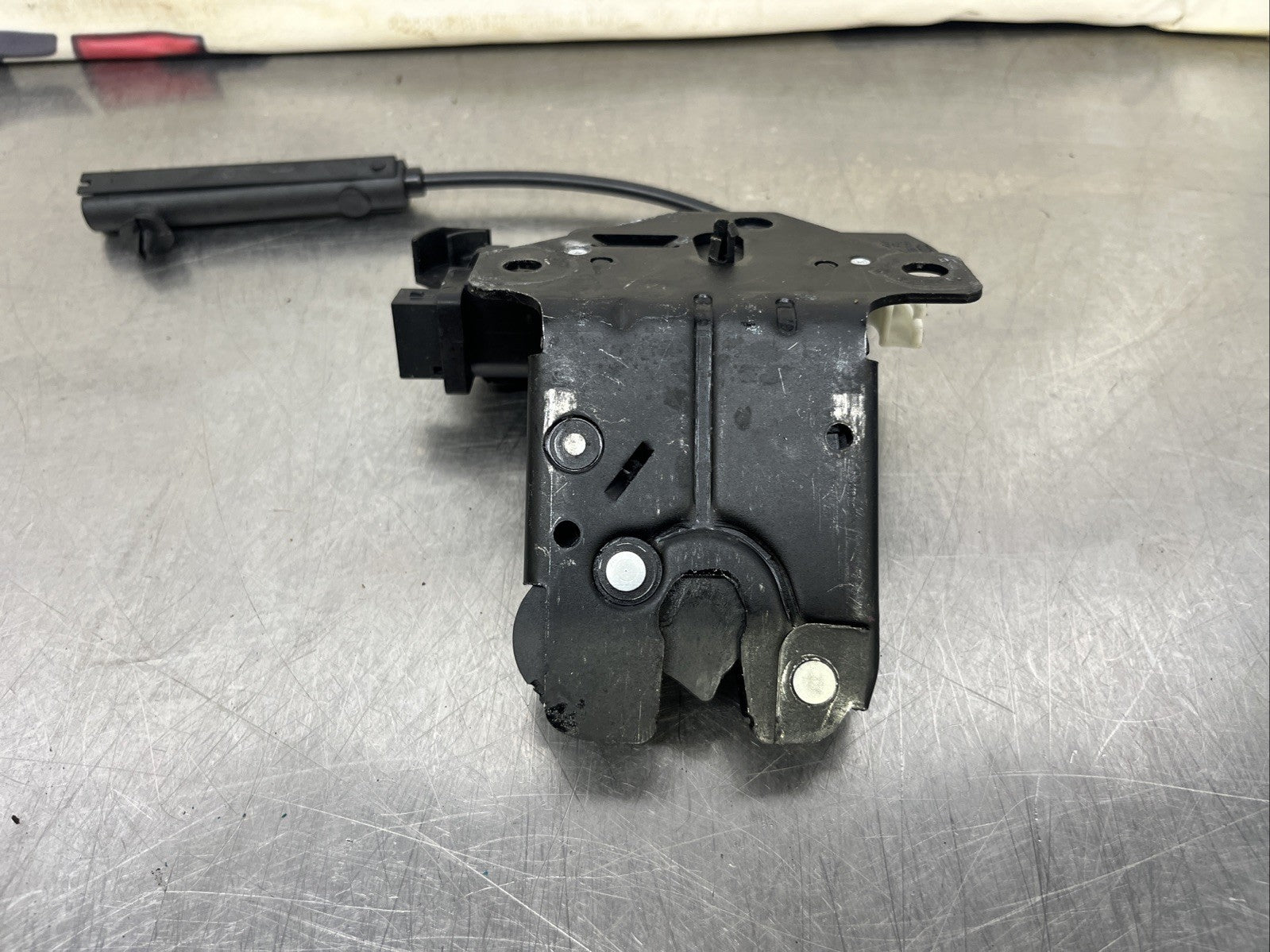AUDI TT MK2 8J REAR TAILAGATE BOOT LOCK CATCH LATCH MECHANISM 8P4827505C