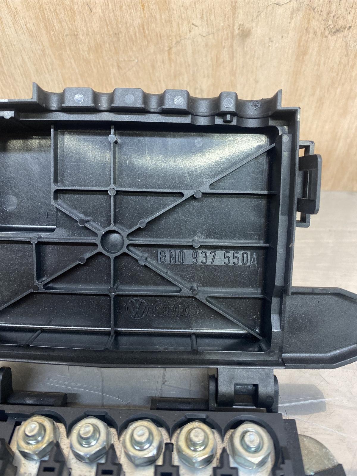 AUDI GENUINE TESTED TT MK1 ENGINE BAY BATTERY TOP FUSE BOX 8N0937550A