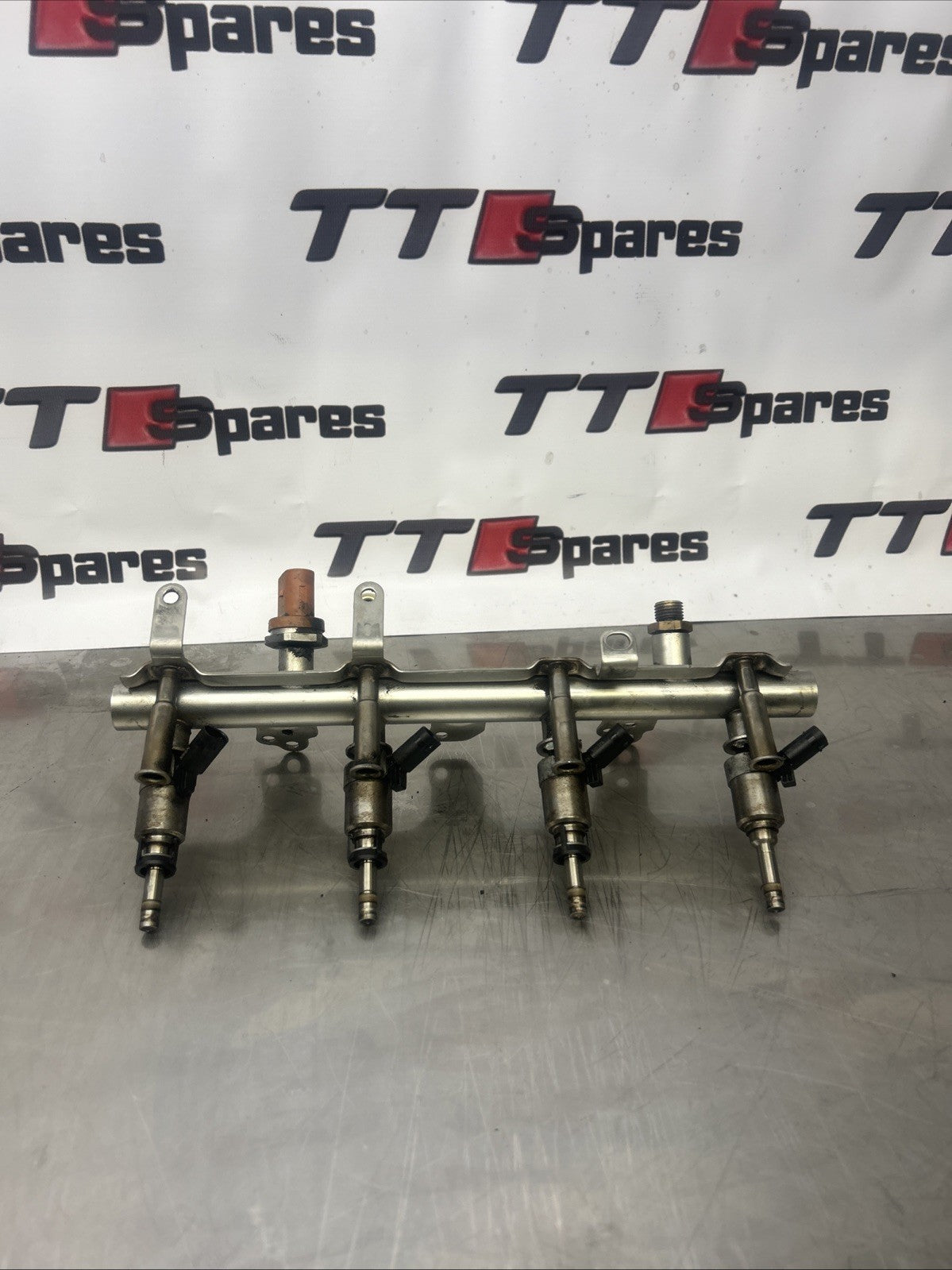 10-14 AUDI TT MK2 8J 2.0 TFSI PETROL FUEL RAIL/INJECTORS 06J133036AB/06J133317M