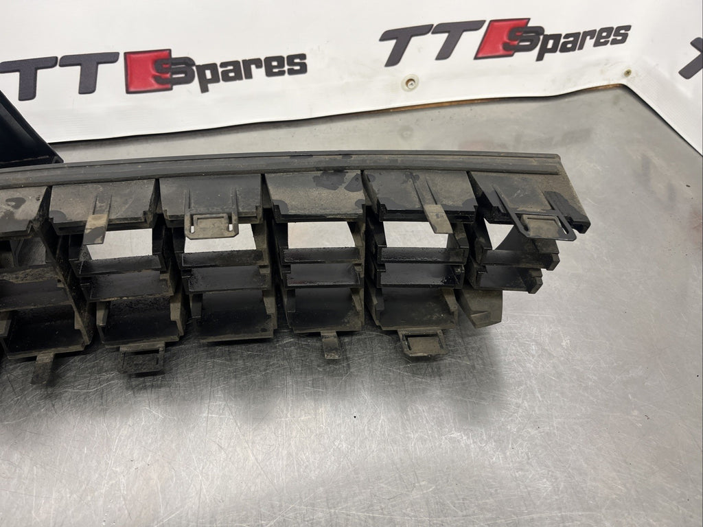 Audi Tt Mk1 3.2 V6 Front bumper  Lower Middle Grill Genuine
