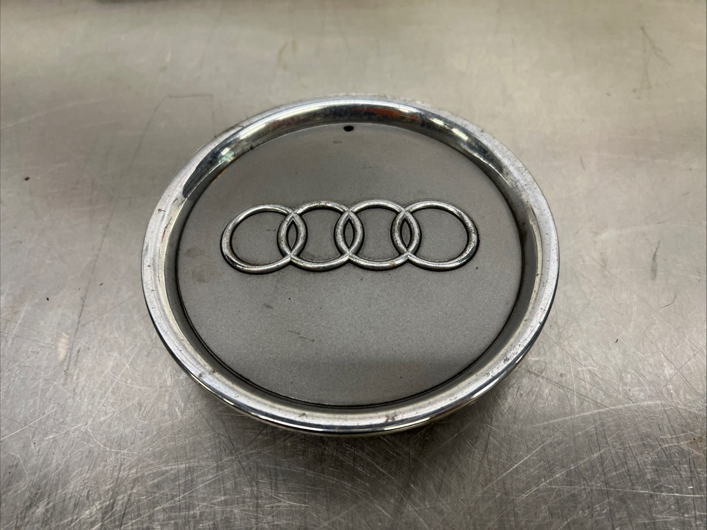 1x GENUINE AUDI A4 A6 4B ALLOY CENTRE CAP / HUB CAP 8L0 601 165A
