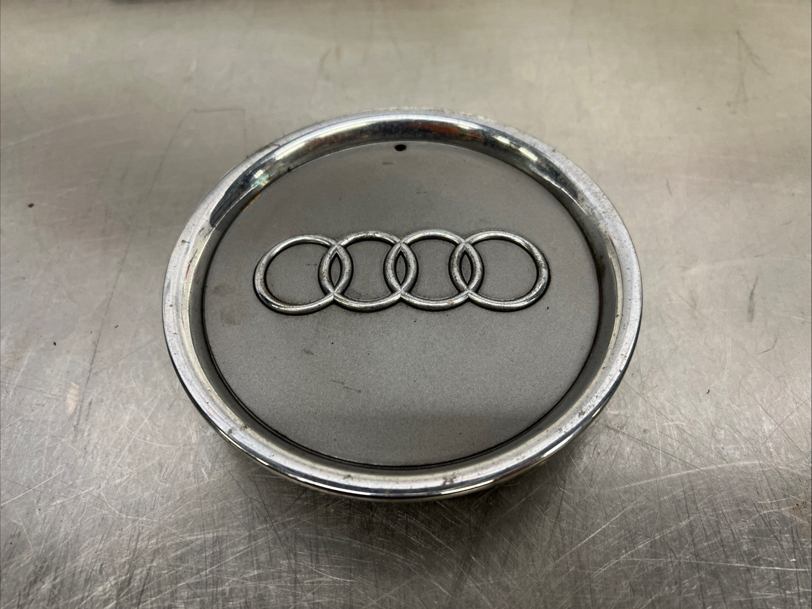1x GENUINE AUDI A4 A6 4B ALLOY CENTRE CAP / HUB CAP 8L0 601 165A