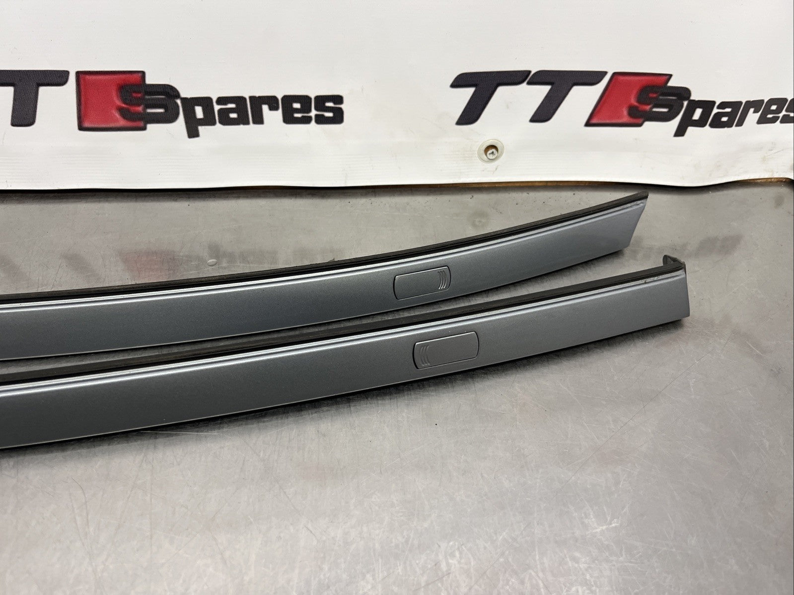 AUDI TT MK1 8N 98-06 COUPE PAIR ROOF GUTTER TRIMS RAILS AVUS SILVER VGC