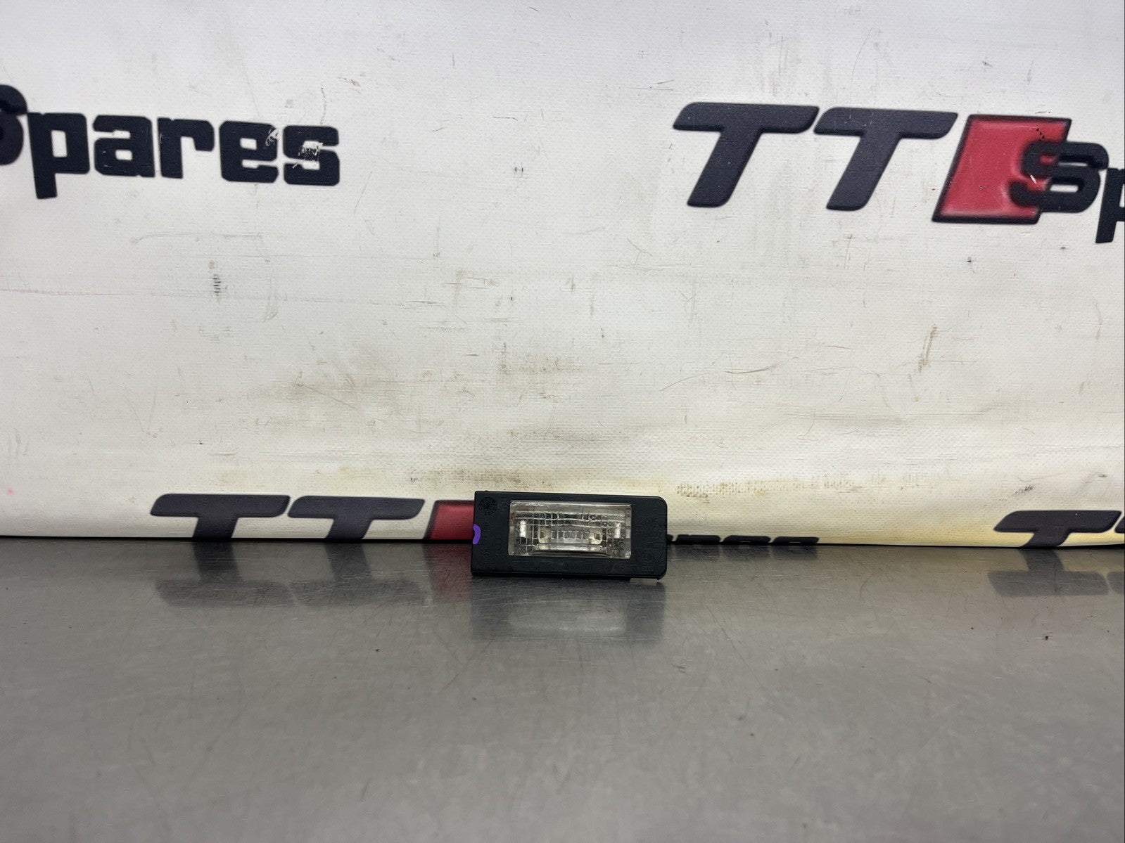 8N0943022A 1x GENUINE AUDI TT MK1 03-06 RIGHT N/S REAR NUMBER PLATE LIGHT