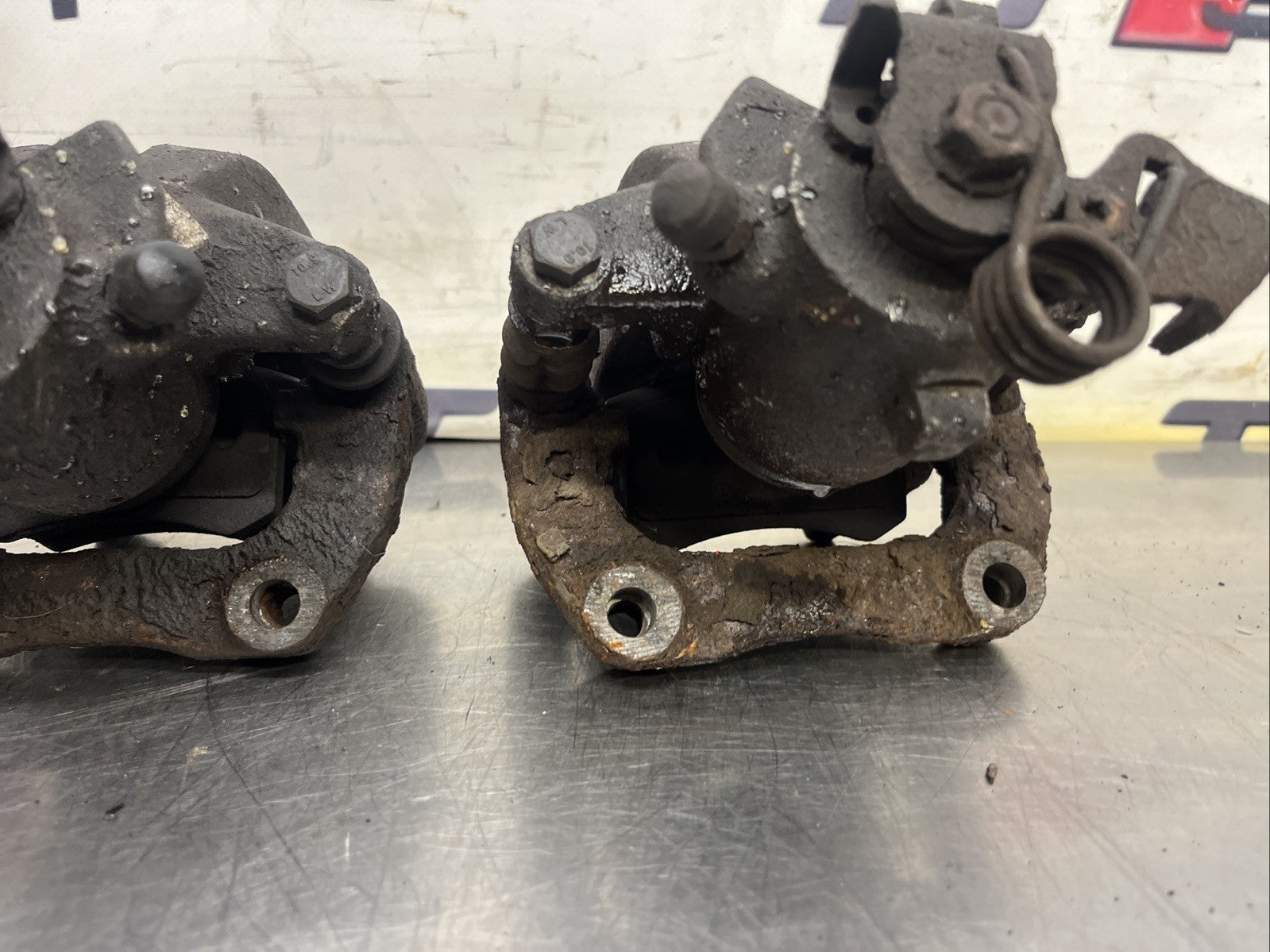 AUDI TT MK1 8N 225 / V6 PAIR OF REAR BRAKE CALIPERS CARRIERS GOLF UPGRADE 256MM