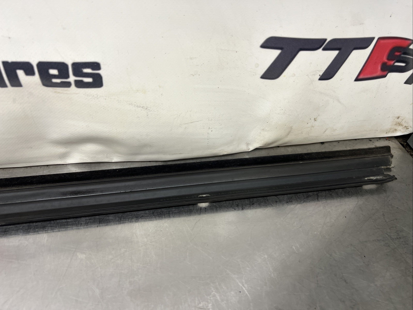 Auti TT Mk1 8N Coupe Exterior Door Window Seal Strip Front Right O/S 8N8837478A