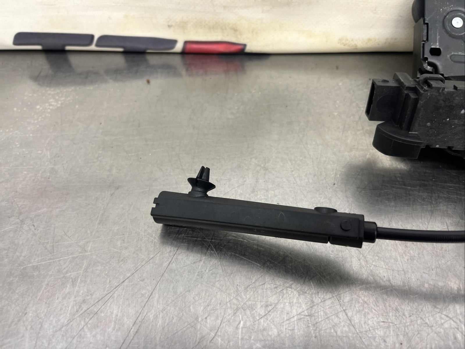 AUDI TT MK2 8J REAR TAILAGATE BOOT LOCK CATCH LATCH MECHANISM 8P4827505C