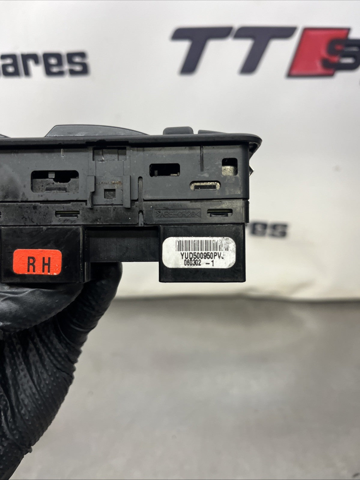 YUD500950PVJ Land Rover Discovery 3 Window Control Switch Right Front 2005