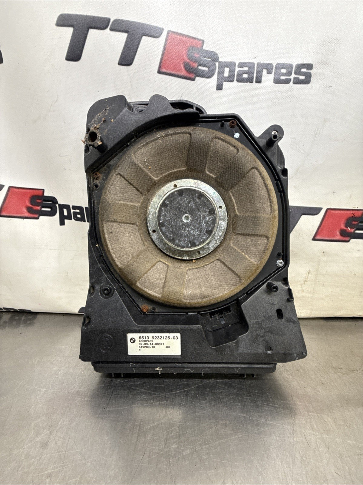BMW 1 SERIES HARMAN SUBWOOFER WITH COVER DRIVER RIGHT SIDE 9232126 F20 F21 F22