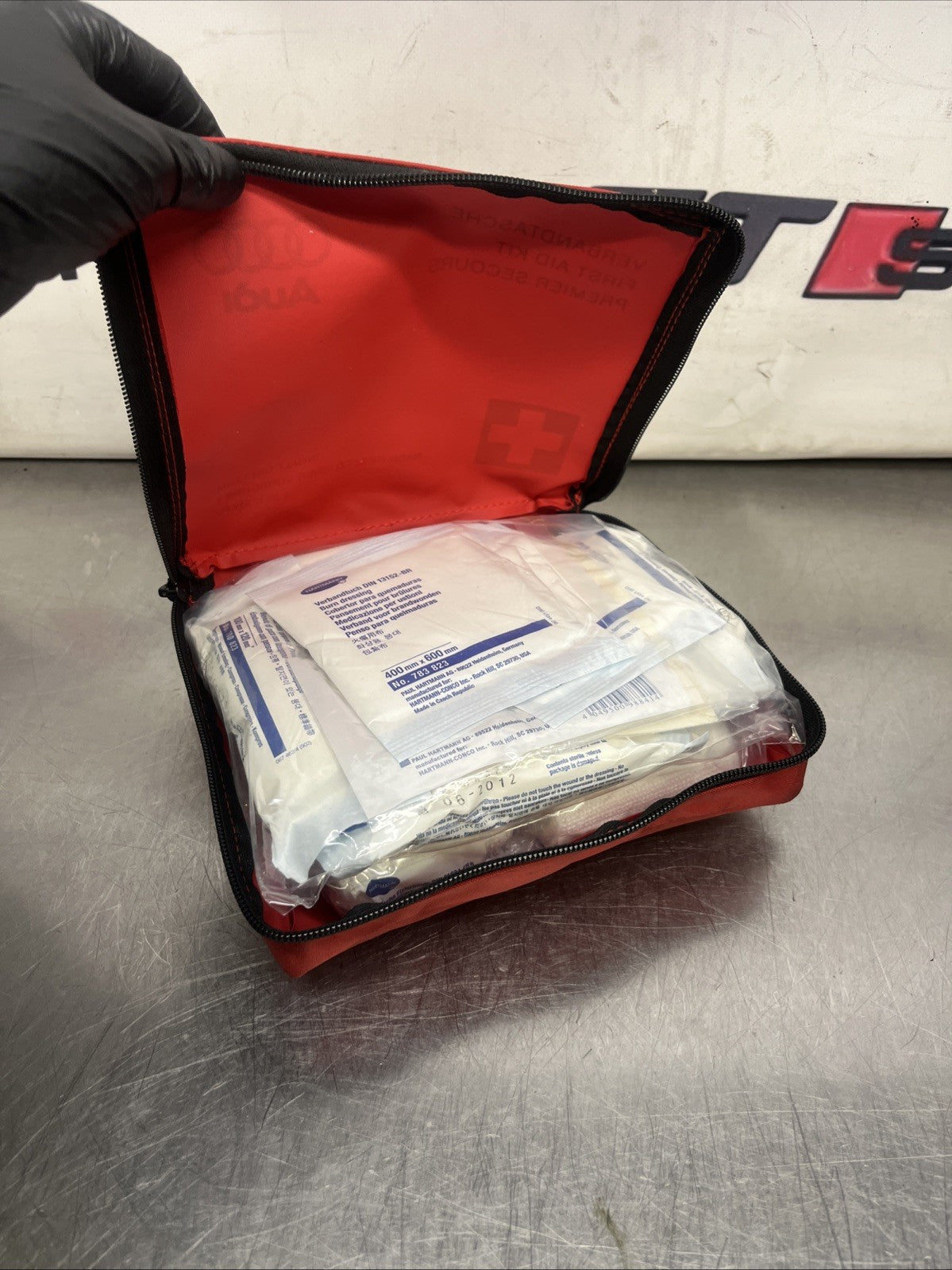 Audi Q7  First Aid Kit With Full Stuff Inside (8P0860282A)