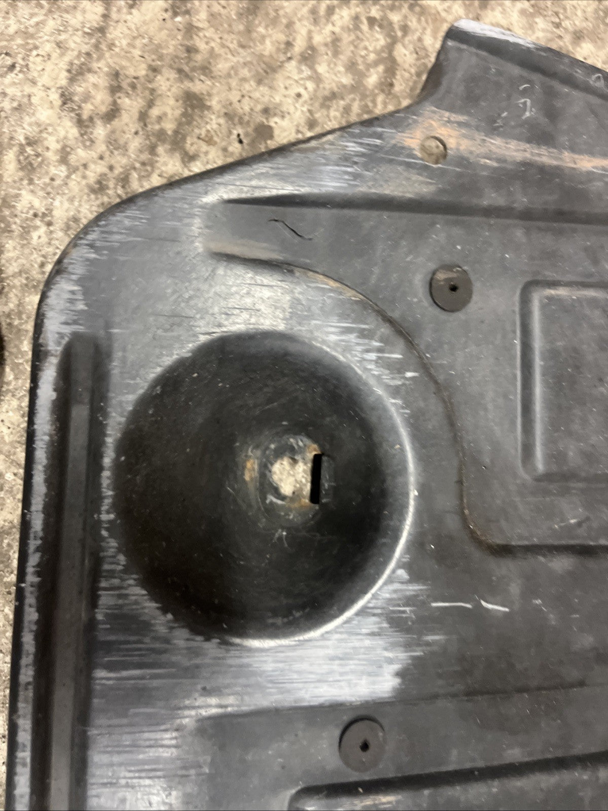 8n0825213e Mk1 TT Fwd Rear Undertray Good Condition