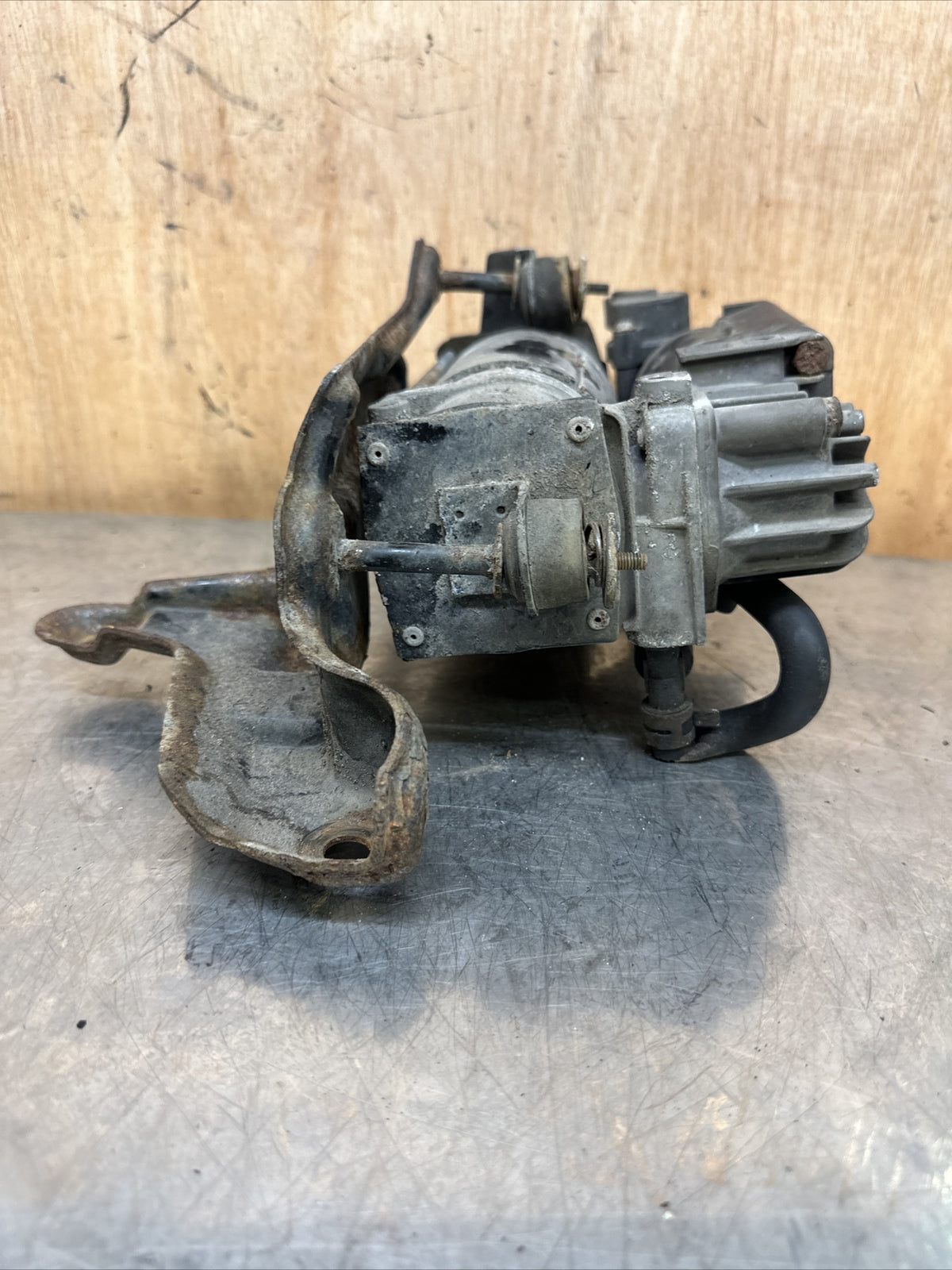 MERCEDES-BENZ S-CLASS W220 98-05 AIR SUSPENSION COMPRESSOR PUMP A211320030401