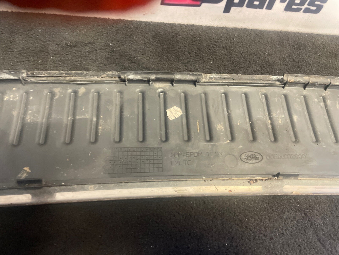 GENUINE RANGE ROVER SPORT 2005 - 2012 TAILAGTE SCUFF PLATE LR007322