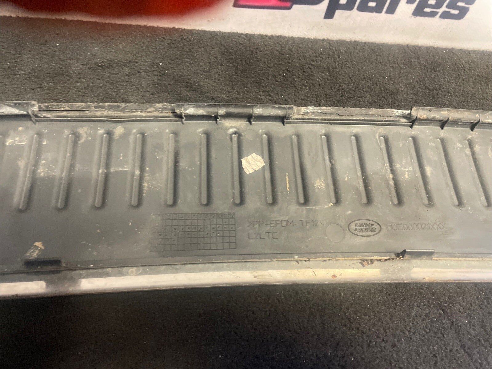 GENUINE RANGE ROVER SPORT 2005 - 2012 TAILAGTE SCUFF PLATE LR007322