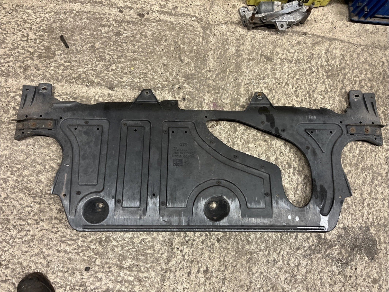 8n0825213e Mk1 TT Fwd Rear Undertray Good Condition