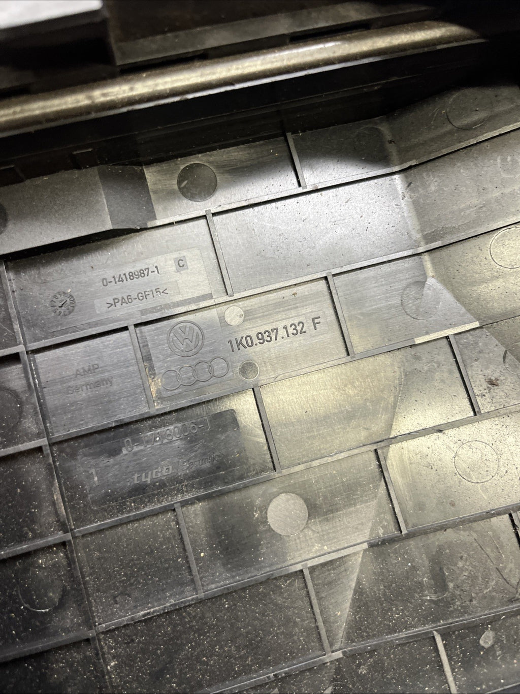 Audi TT 8J Mk2 Engine Bay Fuse Box Cover Lid 1K0937132F