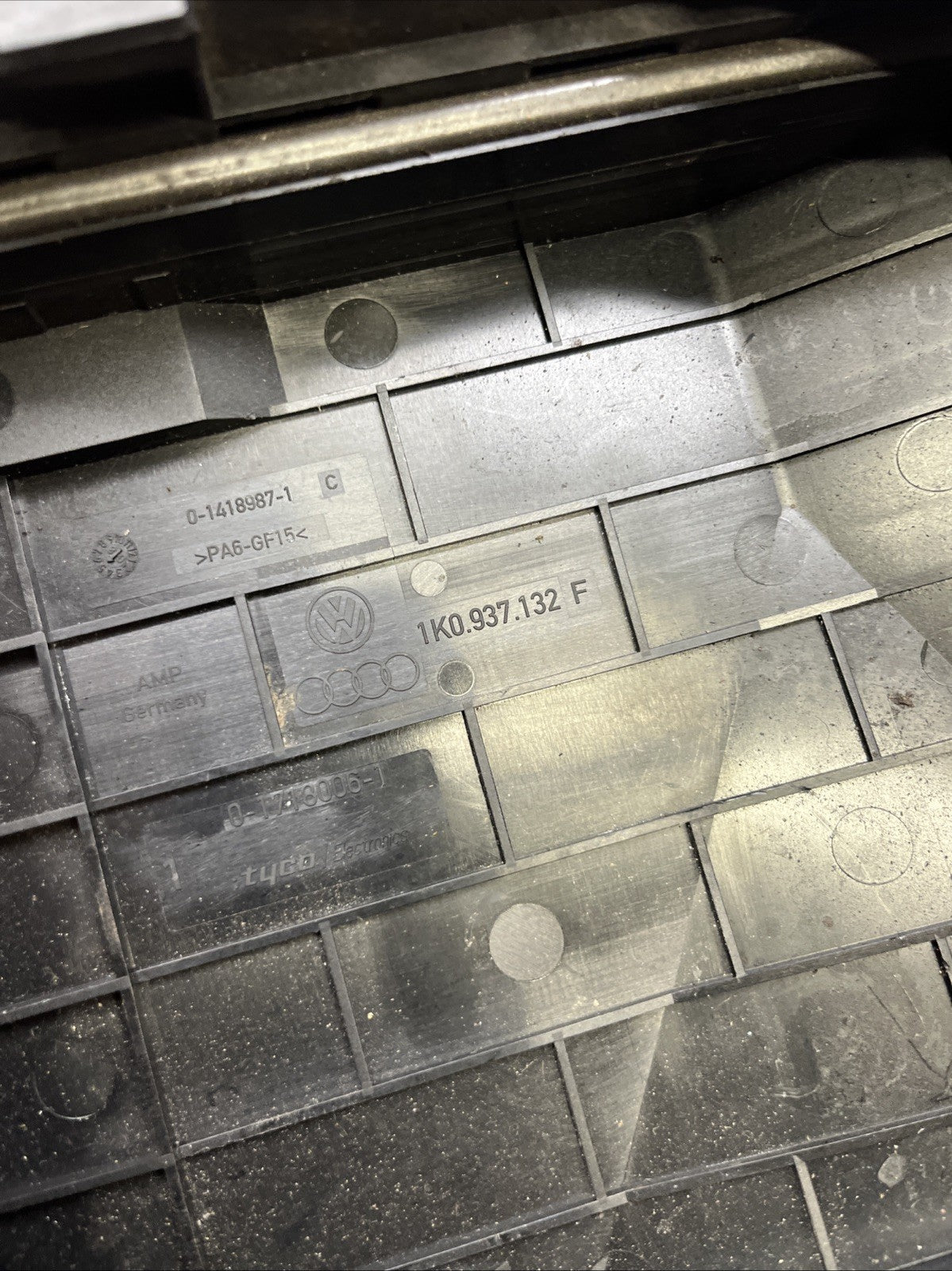Audi TT 8J Mk2 Engine Bay Fuse Box Cover Lid 1K0937132F