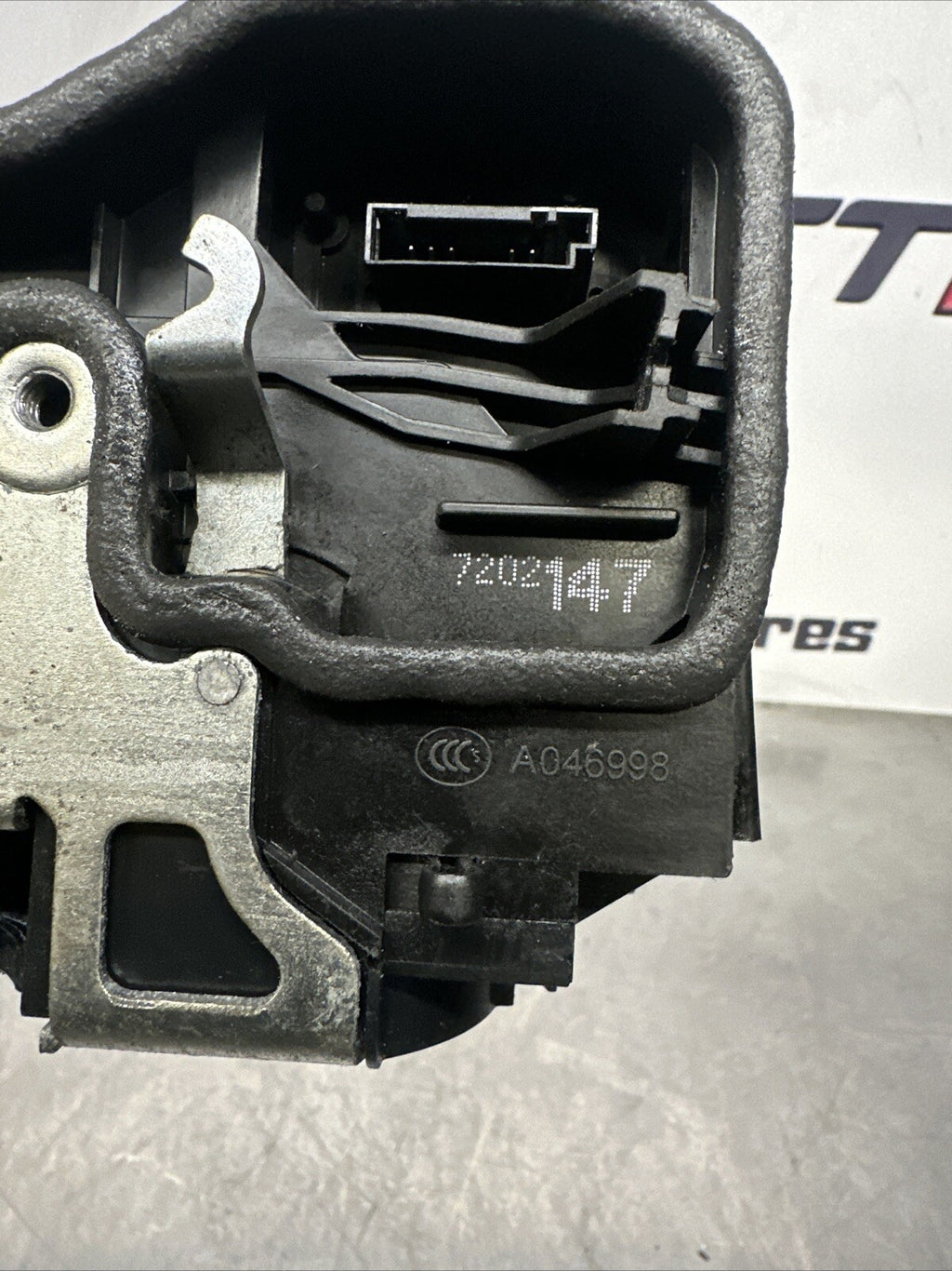 BMW X5 DOOR LOCK MECHANISM REAR LEFT PASSENGER SIDE 7202147 E70 2007 - 2009