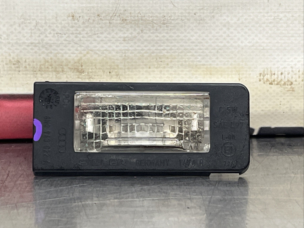 8N0943022A 1x GENUINE AUDI TT MK1 03-06 RIGHT N/S REAR NUMBER PLATE LIGHT