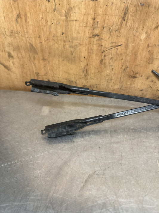 AUDI TT 8J MK2 2010 FRONT WINDSCREEN WIPER ARMS PAIR 8J2955407A