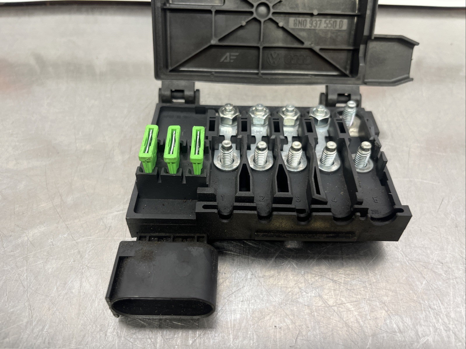 Audi TT 8N Mk1 3.2 V6 BHE Battery Engine Bay Fuse Box 8N0937550D
