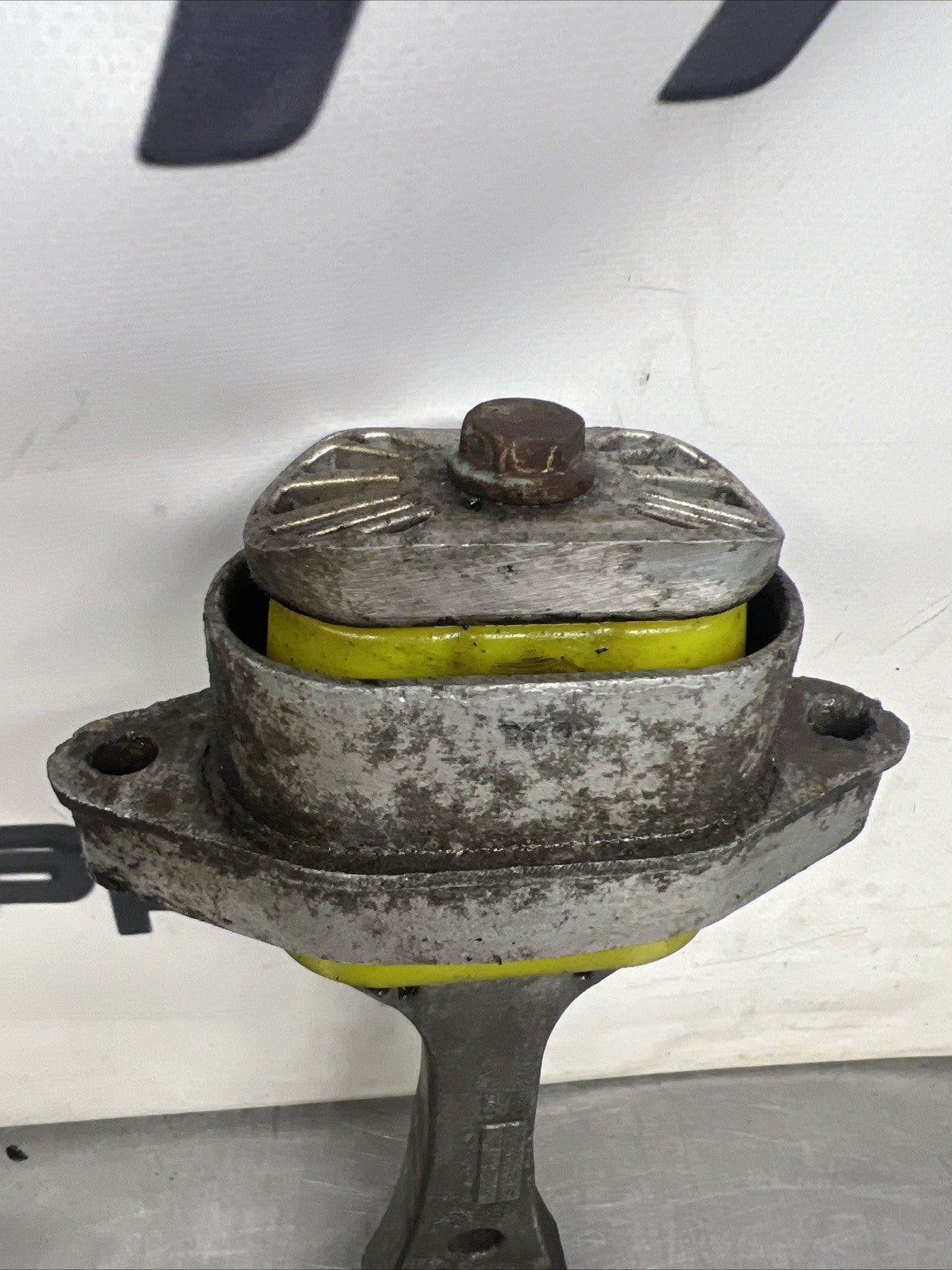 Audi TT 8n 99-06 REAR ENGINE MOUNT DOG BONE  1J0199851M POLLYBUSHED