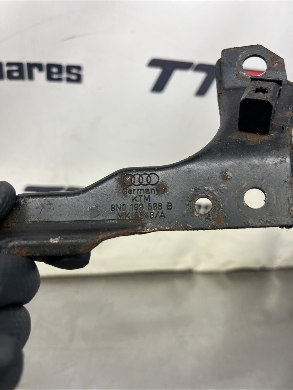 Audi TT Mk1 2004 Power Steering Fluid Bottle Bracket Top Mount 8N0199588B