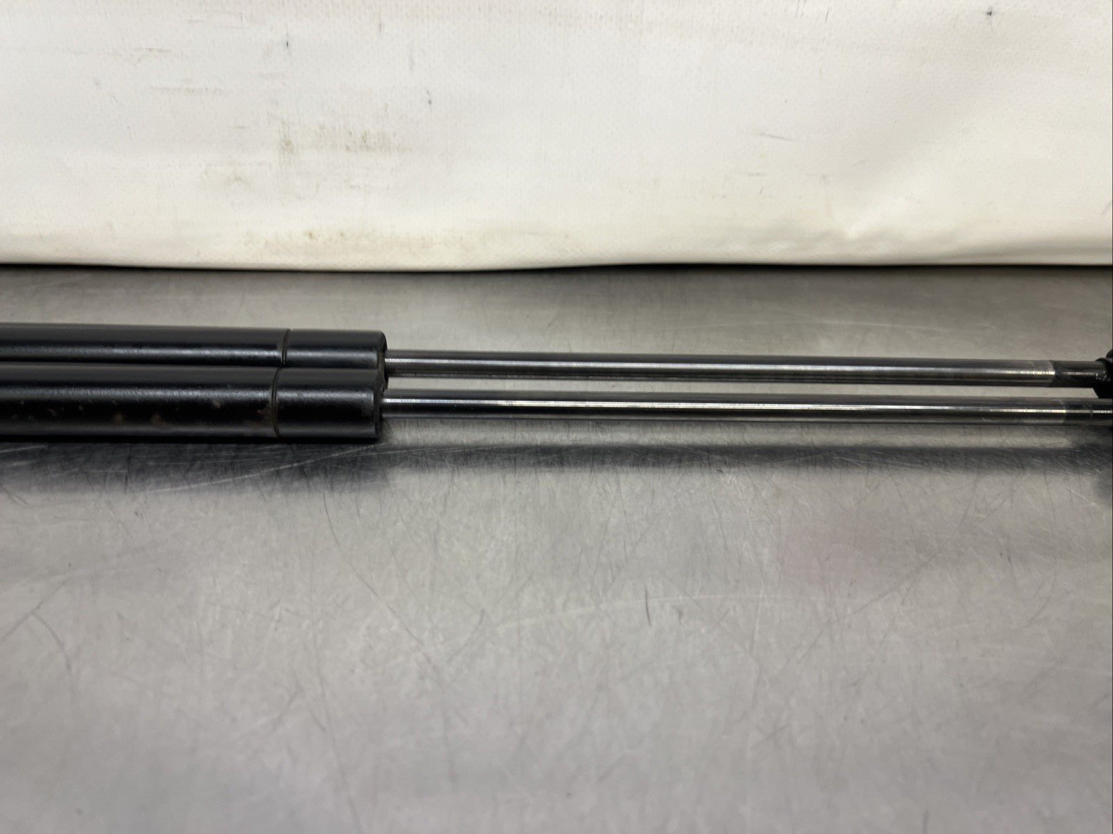 VW Golf MK3 Pair Of Rear Tailgate Struts 1H6827550A