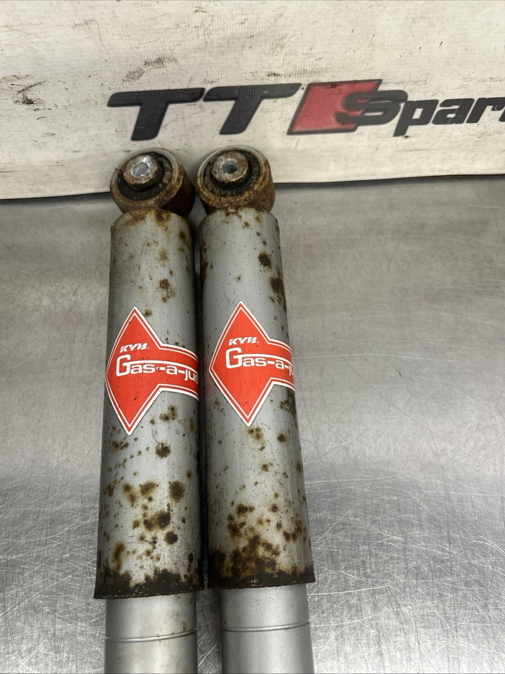 2 X AUDI TT (8N3) 1.8 T QUATTRO 1998-2006 REAR SHOCK ABSORBERS KYB SHOCKERS PAIR