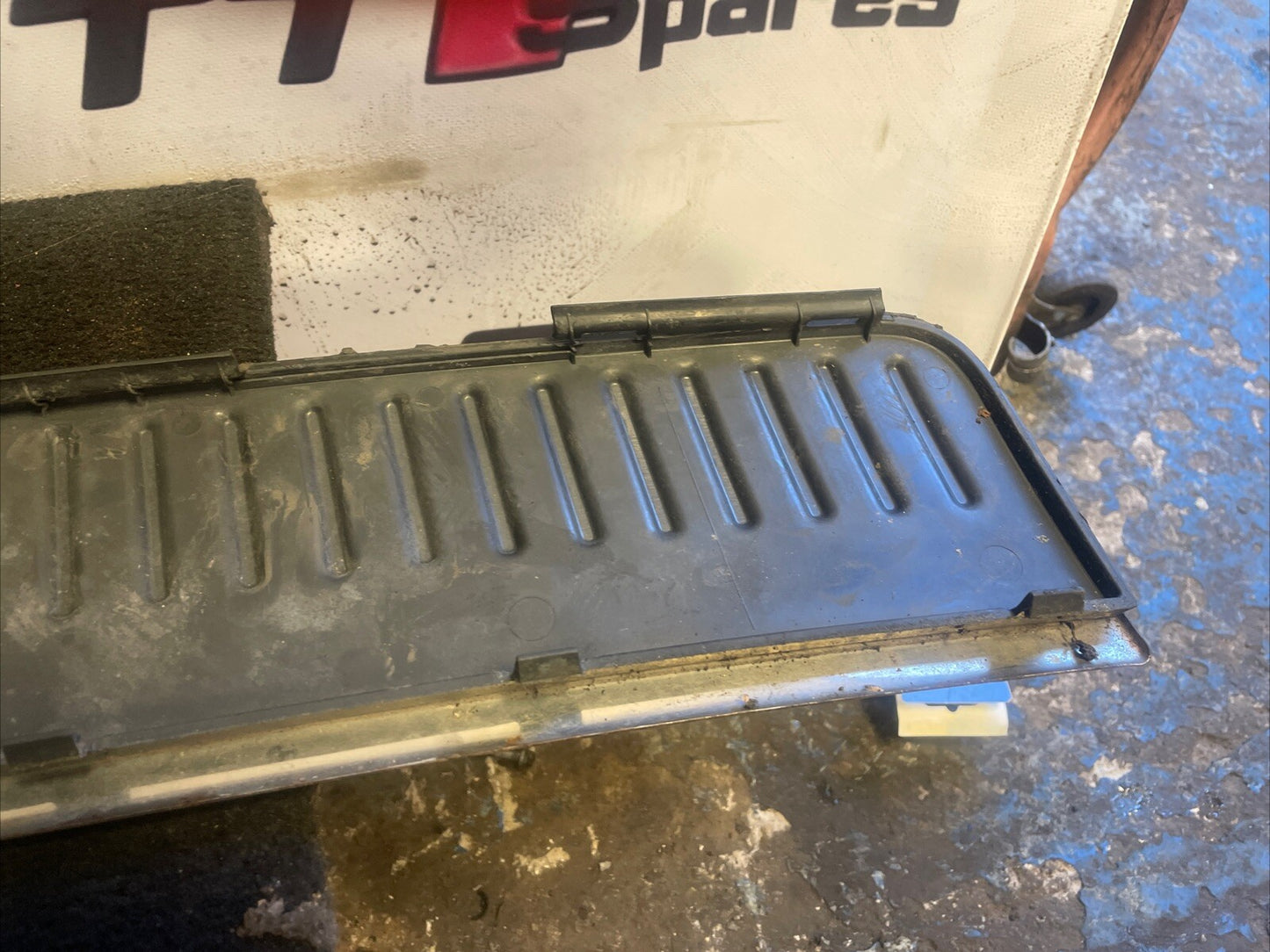 GENUINE RANGE ROVER SPORT 2005 - 2012 TAILAGTE SCUFF PLATE LR007322