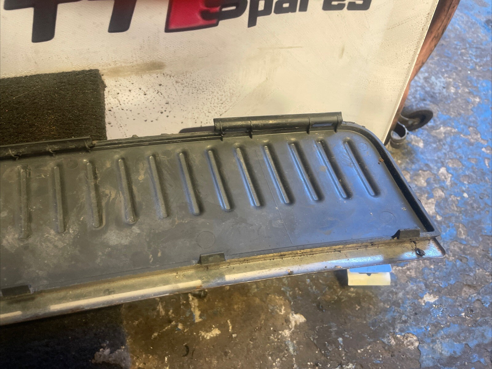 GENUINE RANGE ROVER SPORT 2005 - 2012 TAILAGTE SCUFF PLATE LR007322