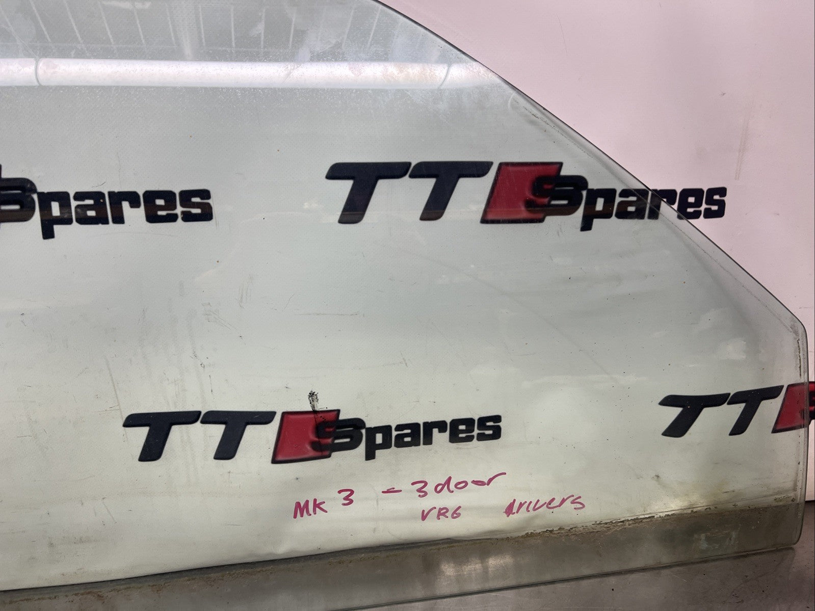 VW GOLF MK3 (1992   1999) 3 DOOR  FRONT RIGHT DRIVERS WINDOW GLASS 1H + P+P 