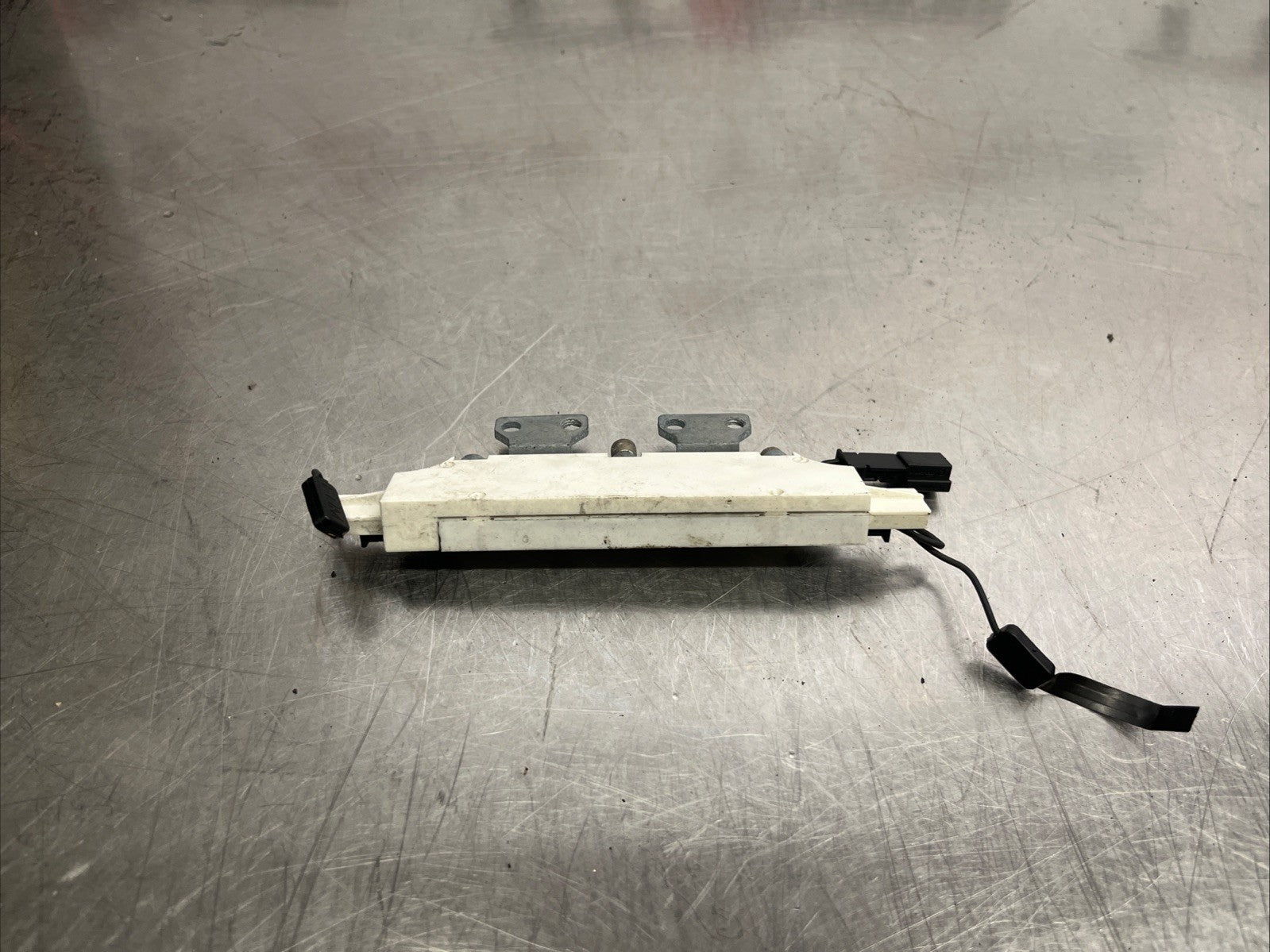 PORSCHE 911/Boxster/Cayman 997 AM/FM/FZV Antenna Amplifier 997.647.117.00