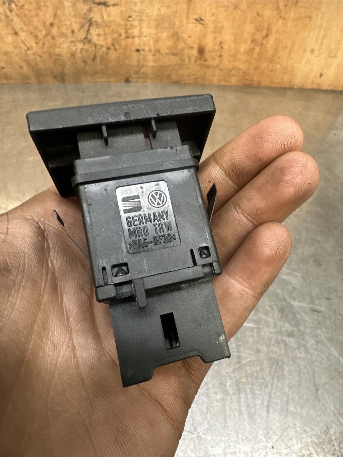 7L6953235A VOLKSWAGEN TOAREG HAZARD WARNING LIGHT SWITCH  2002-2008