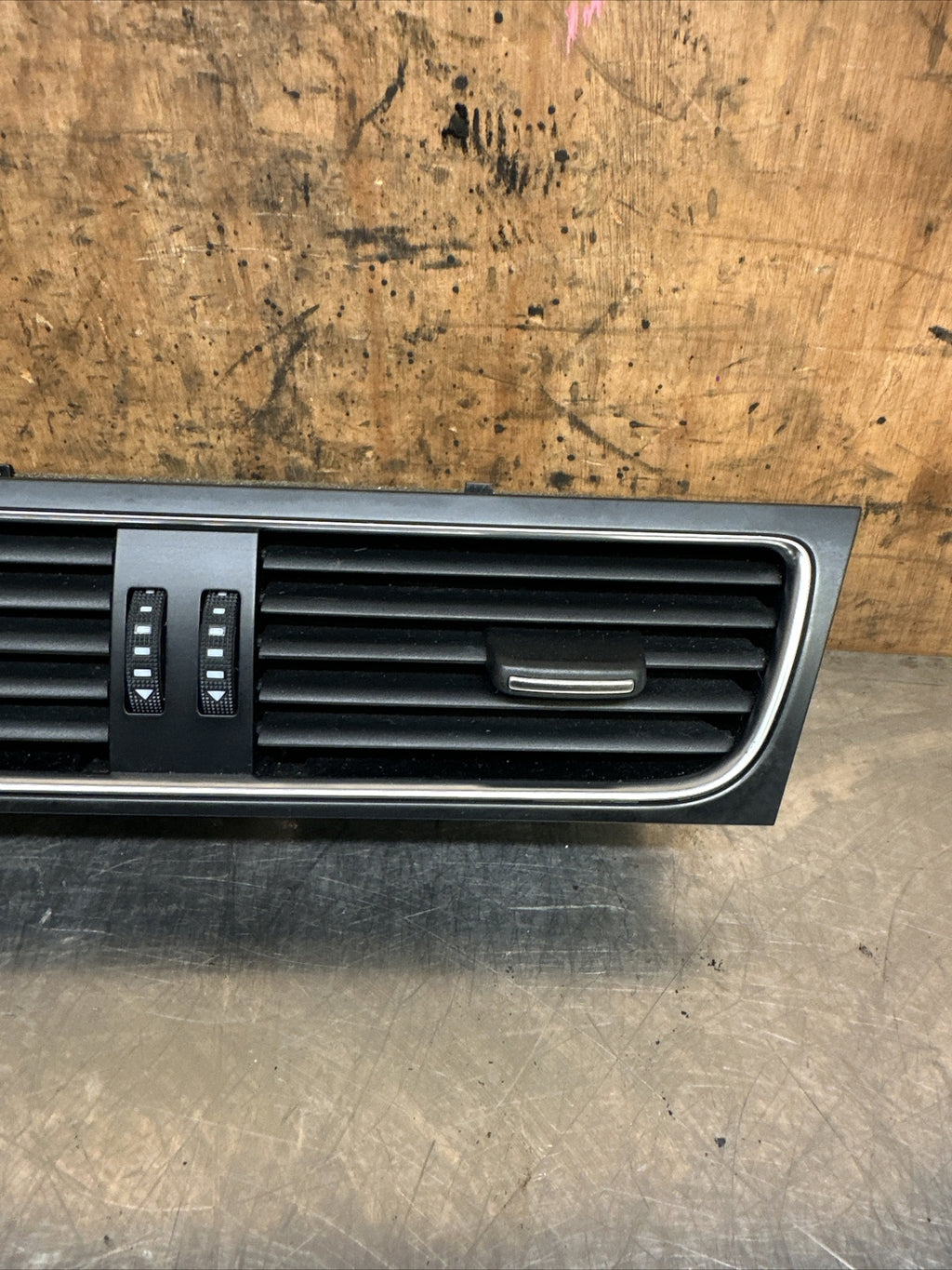 AUDI A4 B8 A5 8T CENTRE AIR VENT 8T2820951B (B2557)