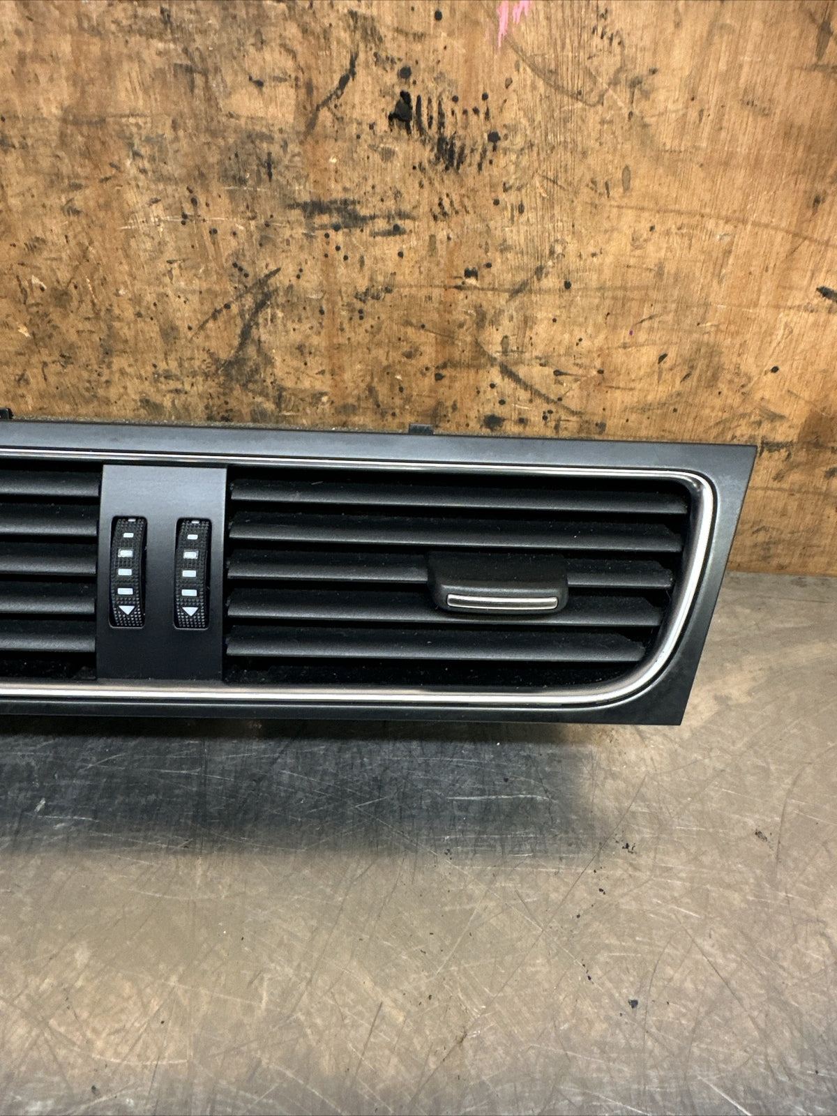 AUDI A4 B8 A5 8T CENTRE AIR VENT 8T2820951B (B2557)
