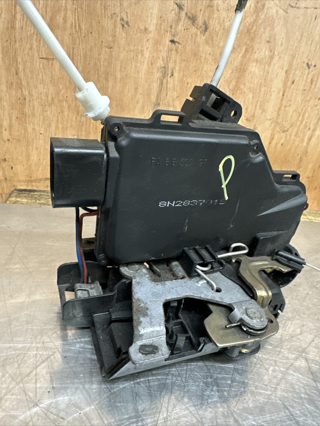 AUDI TT MK1 PASSENGER SIDE FRONT LEFT DOOR LOCK LATCH MECHANISM 8n2837016b