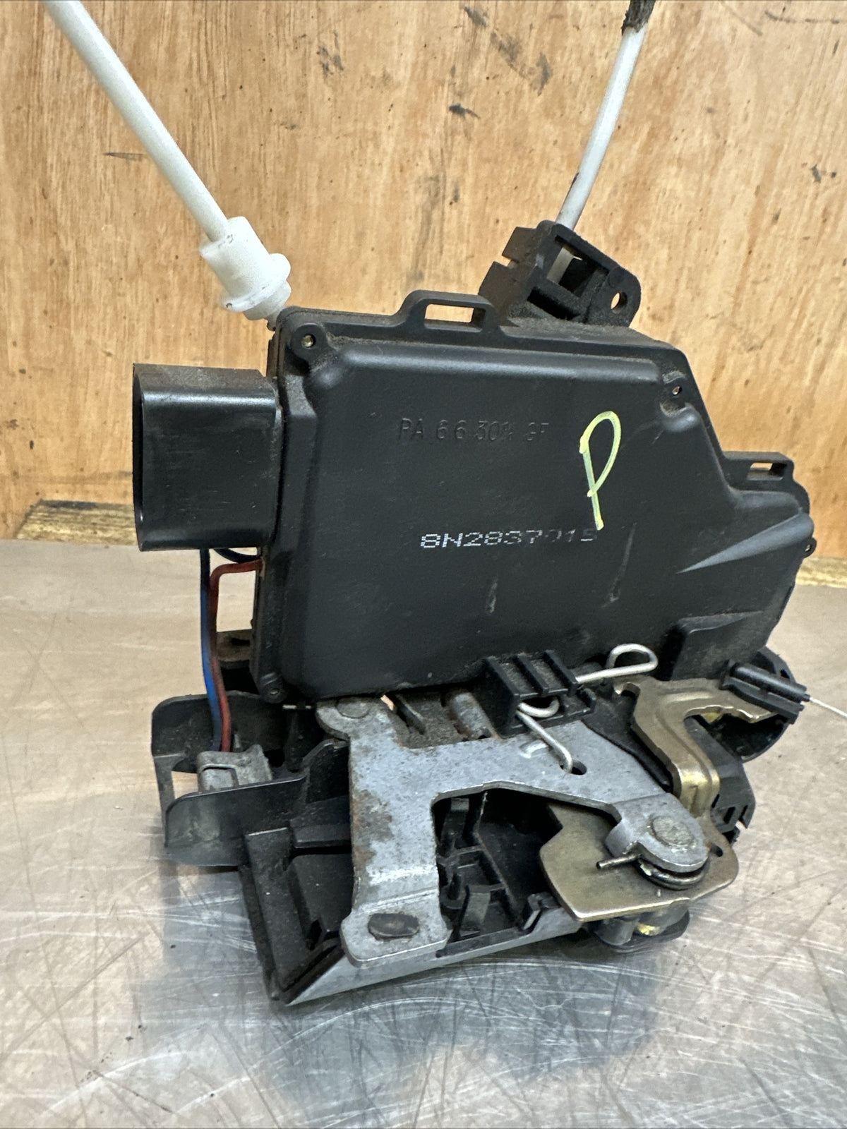 AUDI TT MK1 PASSENGER SIDE FRONT LEFT DOOR LOCK LATCH MECHANISM 8n2837016b