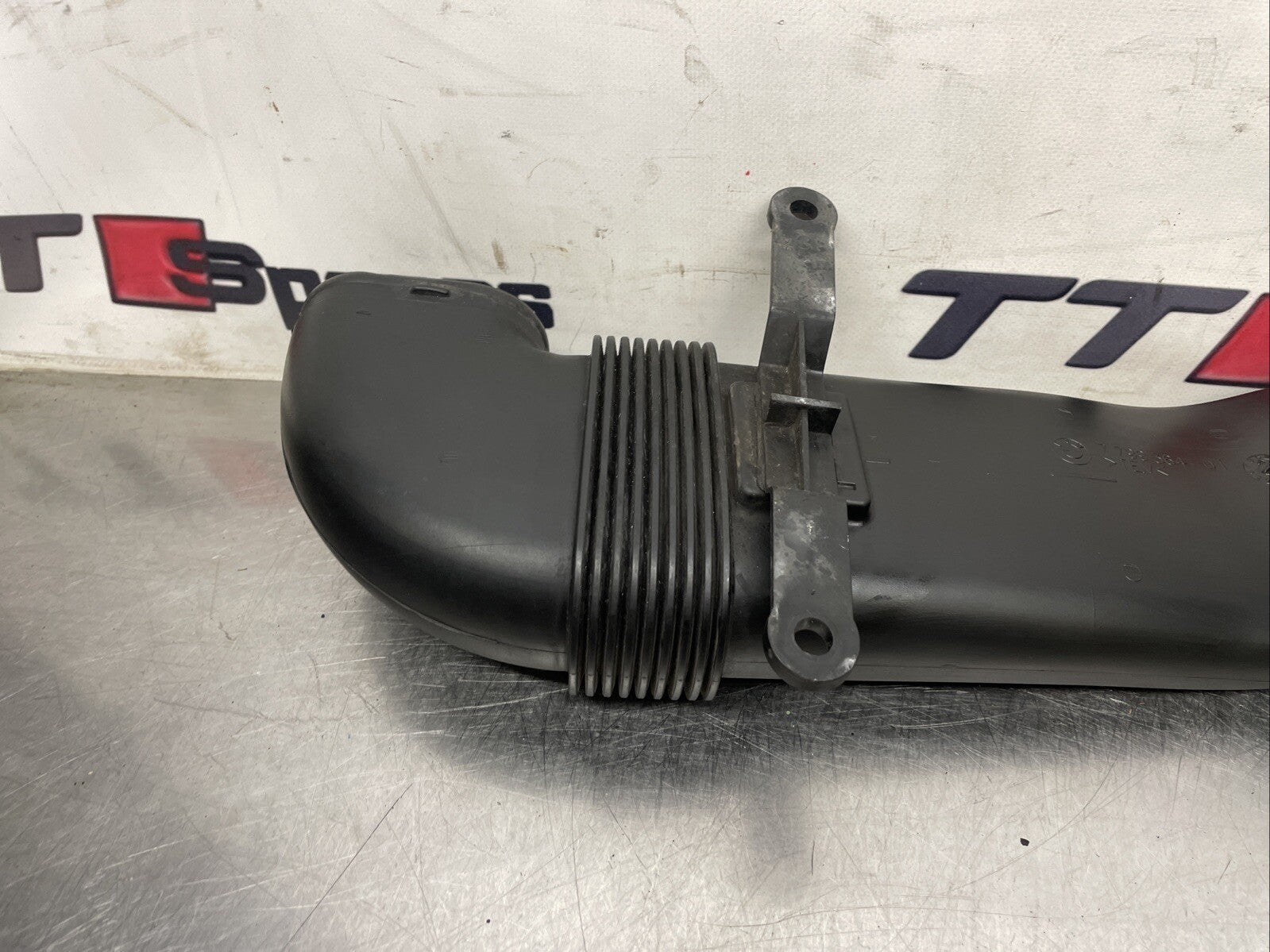 BMW X5 INTAKE AIR DUCT LOWER PIPE E70 E71 X5 X6 3.0D 30D PART OF 7799364