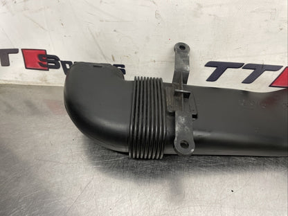 BMW X5 INTAKE AIR DUCT LOWER PIPE E70 E71 X5 X6 3.0D 30D PART OF 7799364