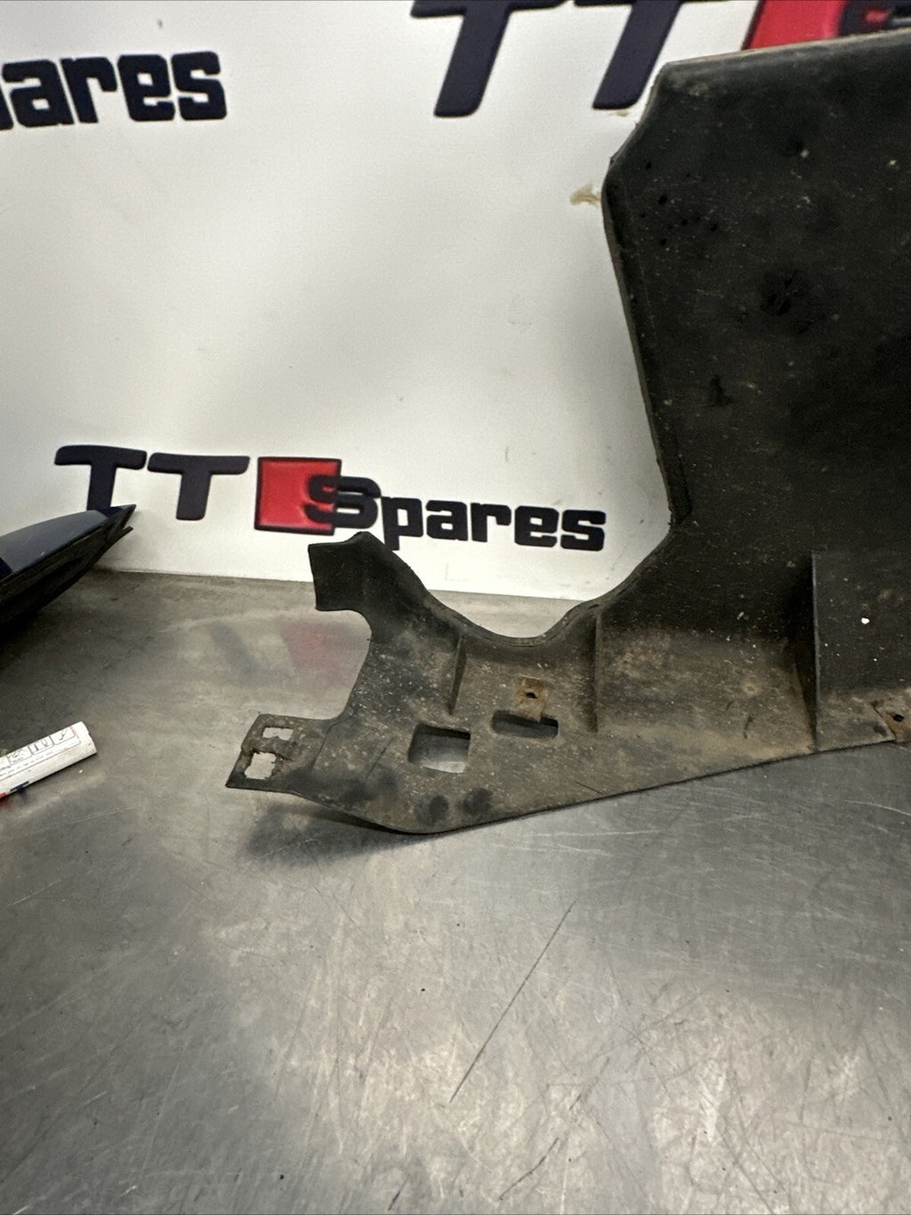 Audi TT 8N MK1 1.8T Offside Right Splash Guard Undertray Mount 8N0825250G